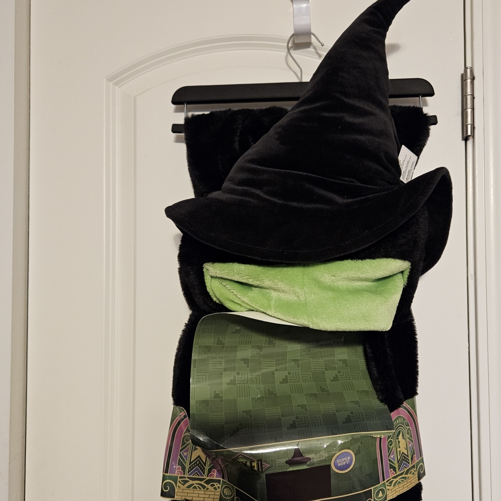 Cozy Witch Throw Blanket - Black and Green